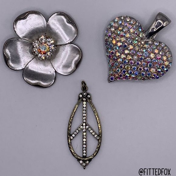 LOT OF 3 NECKLACE PENDANTS | FLOWER, RHINESTONE HEART, RHINESTONE PEACE SIGN - Picture 1 of 10